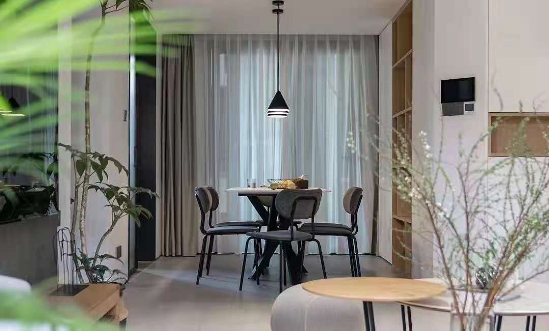 自然舒適的木飾面, 溫柔色調(diào)的軟裝，讓整個空間更具治愈感和親和力，加上生活的煙火氣，安靜而溫馨，平淡而簡單。 (3).jpg